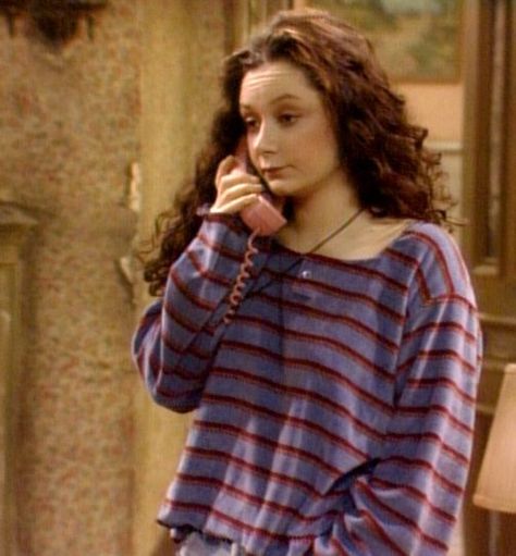 Rosanne show ❤ Conner Aesthetic, Darlene Conner, Roseanne Tv Show, Sara Gilbert, Character Fashion, Domestic Goddess, Great Tv Shows, 90s Vibes, Design Clothes