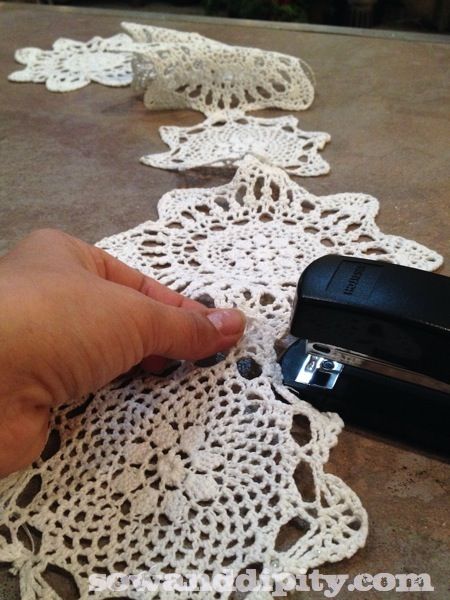 White Christmas Tree With White Ornaments, Diy Doilies, Downton Abbey Christmas, Doily Garland, Small Doilies, Vintage Garland, Lace Christmas Tree, Shabby Chic Christmas Tree, Doilies Crafts