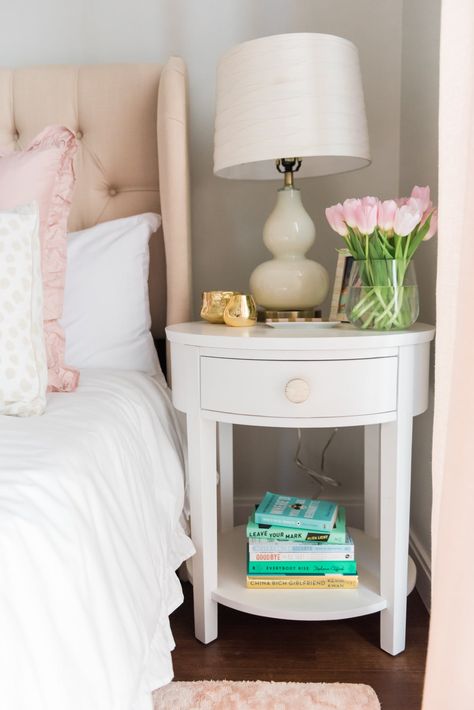 White Guest Room, Bedroom Parisian, Budget Bedroom Makeover, Glamorous Bedroom, Bedroom Chic, Blush Pink Bedroom, Glamourous Bedroom, Room Girls, White Bedside Table