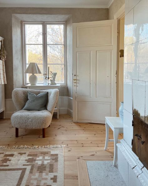 Neutral Country Home, Swedish Farmhouse Interior, Swedish Home Interior, Swedish Home Aesthetic, Old Scandinavian House, Modern Swedish House, Swedish Cottage Interior Nordic Style, Swedish Bedroom Scandinavian Style, Swedish Style Home