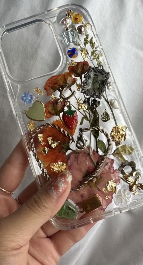 New Hobbies To Try, Diy Resin Phone Case, Case Charm, Case Resin, Resin Phone Case, Cases Design, Handmade Phone Case, Hobbies To Try, Cellphone Case