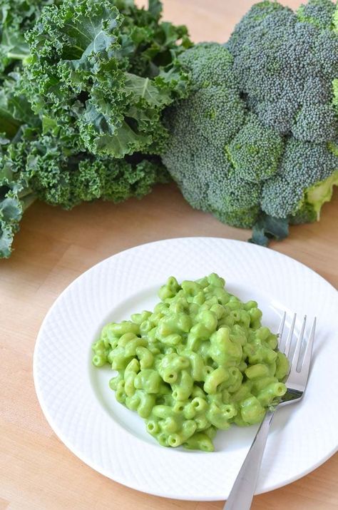 Healthy mac and cheese recipe for kids for a fun St Patrick's Day Side Dish! Fresh Kale and Broccoli make this recipe the natural green color no food dyes. Kids Mac And Cheese Recipe, Green Mac And Cheese, Recipe Using Kale, Healthy Mac And Cheese Recipe, Healthy Mac N Cheese Recipe, Healthy Mac And Cheese, Healthy Mac N Cheese, Vegetarian Kids, Fresh Guacamole