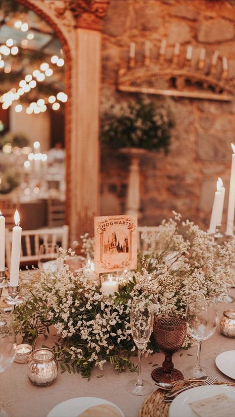 Barnyard Wedding Reception, Hogwarts Wedding Ideas, Harry Potter Table Decorations, Harry Potter Tea Party, Harry Potter Engagement, Harry Potter Table, Harry Potter Bridal Shower, Harry Potter Wedding Theme, Festa Harry Potter