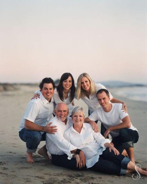 Casablanca Photoshoot, Large Family Beach Photos, Beach Group Photo Ideas, Family Beach Pictures Poses, Family Beach Pictures Outfits, Beach Picture Outfits, Extended Family Photography, Summer Family Pictures, Extended Family Photos