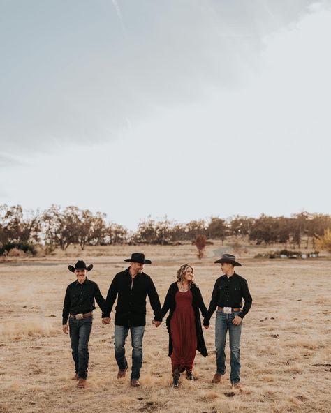 This sweet family🫶🏼 #familyphotography #familyphotos #familyphotographer #seniorpictures #seniorportraits #couplesphotography #couplesphotographer #family #californiaphotographer #weddingphotographer #norcalphotographer #loomisphotographer #rosevillephotographer #sacramentophotographer #photographer #photography Family Cowboy Photoshoot, Western Family Photoshoot, Cowboy Family Pictures, Barn Family Photos, Western Family Photos, Western Hunting, Western Photo Shoots, Western Family, Western Photoshoot