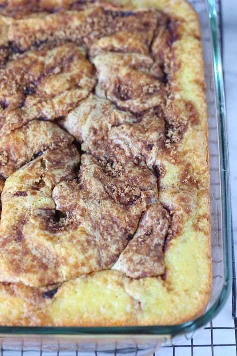 Common Roll Cake, Easy Cinnamon Roll Cake, Cinnabon Cake, Cinnamon Bun Cake, Cinnamon Cake Recipes, Cinnamon Swirl Cake, Yellow Cake Mix Recipes, Recipes Using Cake Mix, Cookies And Cups