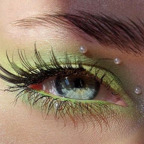 Green Makeup Looks With Gems, Green Makeup Eyes, Sage Green And Pink Makeup, Euphoria Makeup Green, Fairy Makeup Green, Light Green Makeup Looks, Makeup Vert, Light Green Eye Makeup, Green Makeup Aesthetic