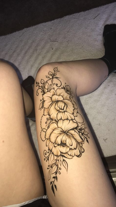 Knee Henna Tattoo, Henna On Legs Design, Henna Leg Tattoo Designs, Henna Designs On Leg, Forearm Henna Designs, Full Leg Henna, Henna Tattoo Thigh, Henna Designs On Thigh, Thigh Henna Designs