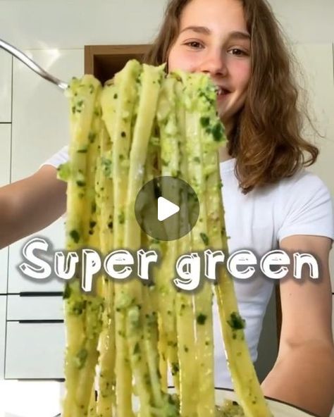 Vegan Recipes on Instagram: "GREEN PASTA 🍝 by @fitgreenmind Yup, my new favourite way to eat pasta! 😍 . Follow us @veganrecipesideas for more vegan recipe ideas 💚🌱 . . If you’re struggling with eating enough veggies, this recipe will help you for sure! 😇 This pasta sauce taste absolutely amazing but it’s also really healthy and packed with nutrients! 🤗 I’ve put in an extra handful of spinach but you can also leave it out!   RECIPE (4 servings each 335cal/13P/40C/12F): -1 medium head broccoli -a handful basil -a handful spinach (optional) -1 clove garlic  -2 Tbsp olive oil -1 Tbsp maple syrup or agave -1 Tsp salt -a pinch of pepper -1/4 cup (25g) nuts of your choice -1/2 lemon -1/3 cup (80g) vegan yogurt Else: -250g pasta (raw weight) BOIL the broccoli for 3-5min/ADD all ingredients t Good Processor, Vegan Mac N Cheese, Vegan Pasta Sauce, Green Pasta, Broccoli Pasta, Vegan Mac And Cheese, Vegan Yogurt, Vegan Bowls, Pasta Lover