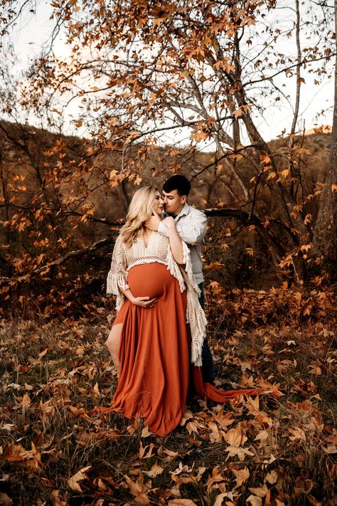 Husband Maternity Photos, Unique Fall Maternity Pictures, Classy Maternity Shoot Outdoor, Fall Maternity Dress Photo Shoot, Fall Maternity Outfits For Photoshoot Plus Size, Fall Foliage Maternity Shoot, Fall Maternity Shoot Couples, Fall Maternity Pictures With Husband, Winter Maternity Pictures With Husband