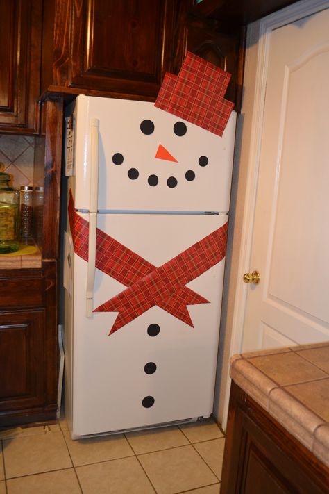 Snowman Refrigerator. I'm sorry, I think this is so cute. I don't know why ;-). nnm Christmas Decorating Hacks, Crib Ideas, Christmas 2014, Noel Christmas, Christmas Crafts For Kids, Christmas Deco, Xmas Crafts, Christmas Joy, Christmas Crafts Diy