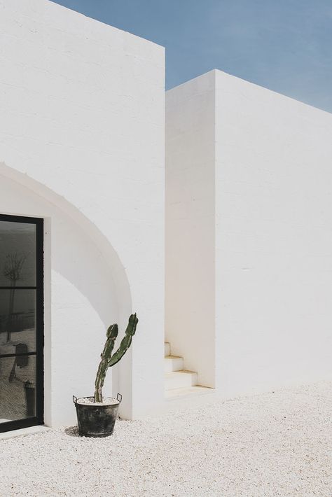 Masseria Moroseta, Country Modern Home, Minimal Architecture, Italian Countryside, Minimalist Architecture, Modern Country, Pisco, White Wall, White Aesthetic