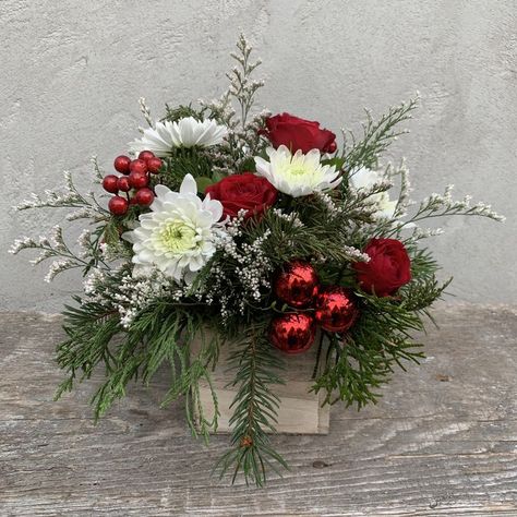 Christmas Flower Vase Arrangements, Winter Floral Arrangements Centerpieces Diy, Winter Arrangements Centerpieces, Christmas Centerpieces Flowers, Christmas Floral Centerpieces For Table, Easy Christmas Floral Arrangements, New Years Flower Arrangements, Christmas Floral Arrangements Farmhouse, Boho Christmas Flower Arrangements