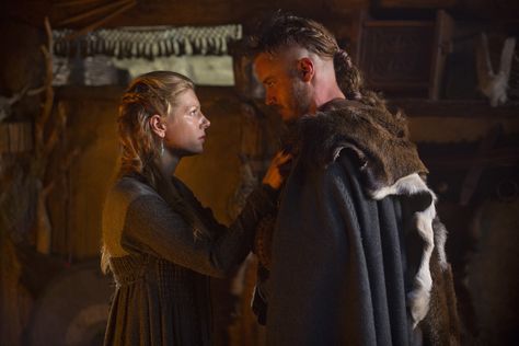 Lagertha and Ragnar Katheryn Winnick Vikings, Lagertha Vikings, Ragnar Vikings, Viking Berserker, Viking Pictures, Vikings Season 4, Vikings Travis Fimmel, Vikings Lagertha, History Channel Vikings