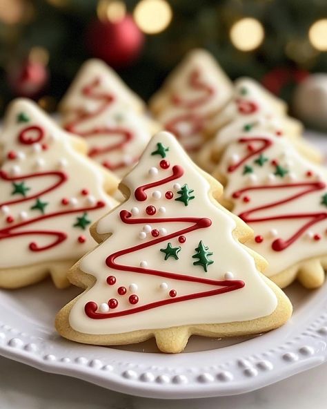 Millennial Tree Cookie, Christmas Decorated Sugar Cookies, Soft Christmas Cookies, Easy Christmas Cookies Decorating, Christmas Sugar Cookie Designs, Christmas Tree Sugar Cookies, Tree Sugar Cookies, Royal Icing Christmas Cookies, Holiday Cookies Decorated