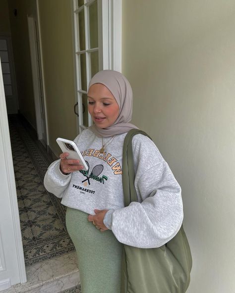 Muslim Pregnancy Outfits, Pregnant Hijabi Outfit, Pregnancy Outfits Hijab, Modest Maternity Outfits, Outfits Hijab, Breastfeeding Clothes, Muslim Outfits Casual, Cute Maternity Outfits, Maternity Outfits