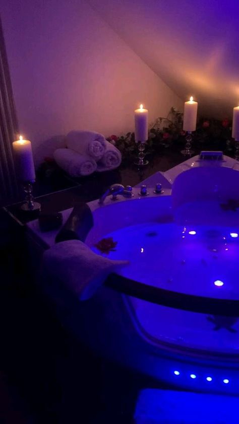 Jacuzzi Snap, Bath Couples Goals, The Way I Used To Be Book, Couple Bathtub, Healing Baths, Couple Bathtub Aesthetic, Jacuzzi Couple Romantic, Couples Bathtub, Bath Video