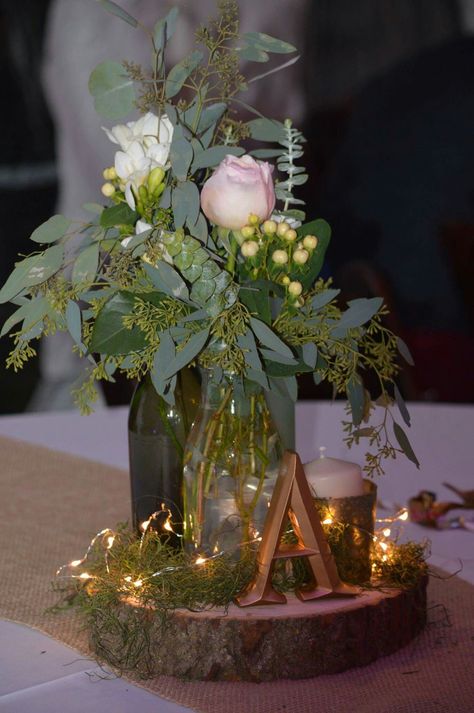 Woods Centerpiece Wedding, Wood Board Centerpiece, Centerpieces On Wood Slices, Log Slices Centerpiece, Natural Wood Centerpieces, Simple Wedding Centerpieces Wood Slice, Wood Plank Centerpiece, Wooden Slice Centerpiece Wedding, Wedding Table Centerpieces Wood Slices