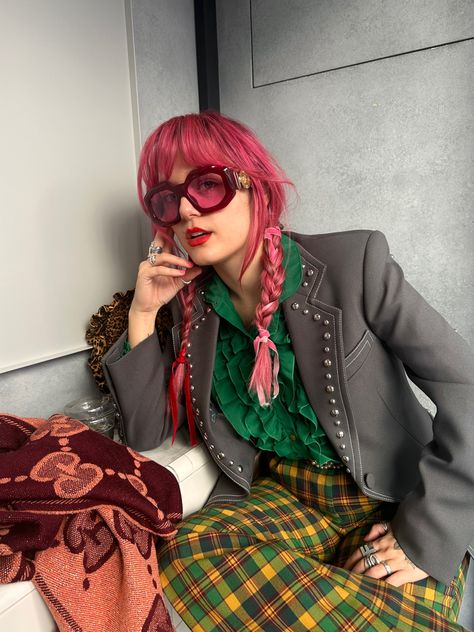 #pinkhair #style #gucci #ribbon Florence Given Outfit, Gucci Street Style, Florence Given, Gucci Ribbon, Street Style 2023, Life Makeover, Style 2023, Pastel Hair, Beautiful Person