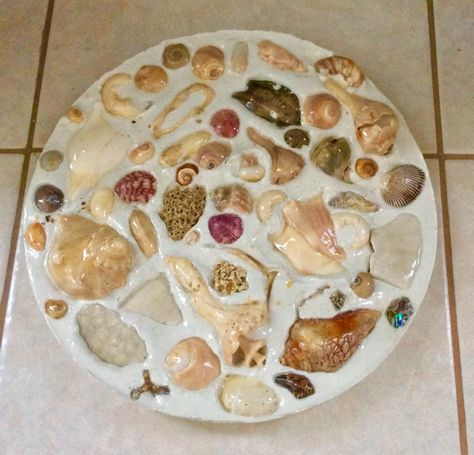 My beautiful seashell garden stepping stone made entirely of shells I have collected at Ponte Vedra Beach! Diy Sea Shell Stepping Stones, Sea Shell Stepping Stones, Seashell Stepping Stones, Shell Stepping Stones, Front Porch Flower Pots, Front Porch Flowers, Beachy Art, Stepping Stones Diy, Porch Flowers