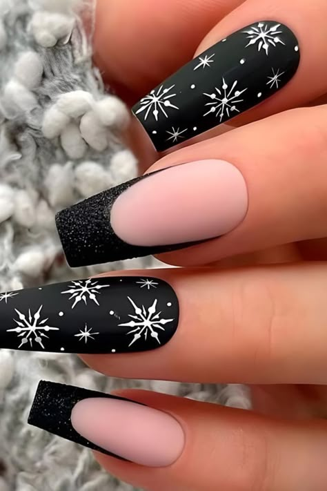 Christmas Nails Black And White, Edgy Christmas Nails, Black And White Christmas Nails, Winter Black Nails, Black Winter Nails, Black Christmas Nails, Black And White Nails, Nail Vinyls, Holiday Nail Designs