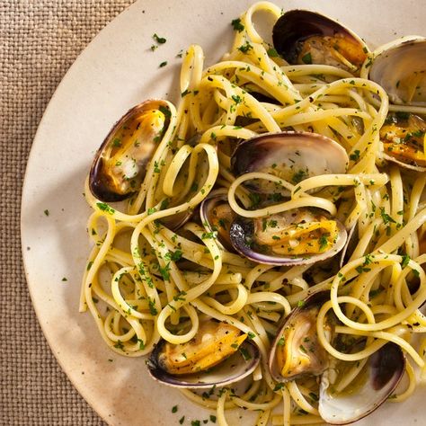 Clam Sauce Recipe, Clam Sauce Linguine, White Clam Sauce, Italian Seafood Recipes, Clam Sauce, Pasta Fatta In Casa, Clam Recipes, Linguine, Easy Pasta