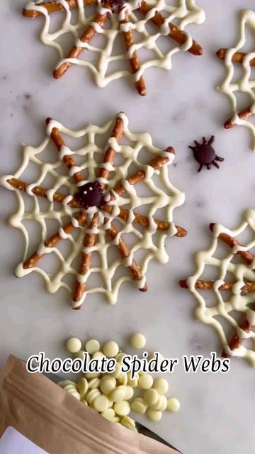 Chocolate Halloween Treats, Chocolate Spiders, Halloween Pretzels, White Chocolate Pretzels, Pretzel Treats, Kid Friendly Halloween, Ziploc Bag, Halloween Treats Easy, Halloween Appetizers