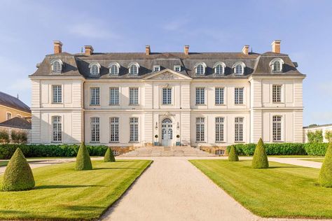 Luxury Houses Mansions, Hotel Exterior, Dream Mansion, Country House Hotels, Neoclassical Architecture, Casas Coloniales, Chateau France, Mansions Homes, French Chateau