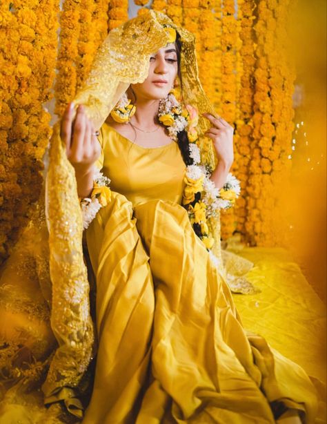 Bride Haldi Poses, Holud Bride, Mayoon Dresses, Poses Night, Haldi Pose, Haldi Poses For Bride, Haldi Poses, Haldi Bride, Bride Haldi