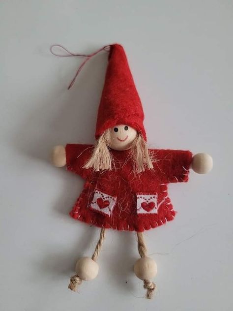 Dolls Handmade Diy, Handcrafted Christmas Ornaments, Felt Crafts Christmas, Doll Diy Crafts, Felt Christmas Decorations, Holiday Crafts Christmas, Felt Christmas Ornaments, Christmas Ornament Crafts, Handmade Christmas Ornaments