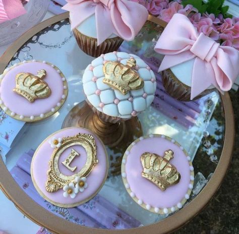 Once Upon A Time Cupcakes, Princess Cupcake Ideas, Princess Cupcakes Ideas, Princess Baby Shower Ideas, Cupcakes Princess, Cupcake Princess, Baby Shower Princess Theme, Boys Food, Baby Shower Candy Bar