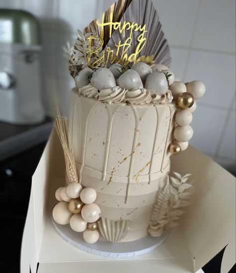 Beige Cake, Frost Form, Birthday 19, Golden Birthday Cakes, Birthday 17, Girly Birthday Cakes, Macaroon Cake, Bday Pics, 18th Birthday Decorations