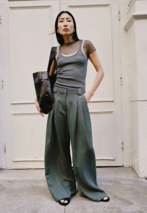 Pleated Pants Outfit, Elevated Casual Outfit, Understated Fashion, Alice Dellal, Pleat Pants, Oversize Outfit, Tie Up Sandals, Oversized Pants, Trousers Details