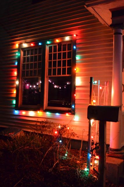 Nostalgic Outdoor Christmas Decor, Vintage Outdoor Christmas Lights, Colorful Outdoor Christmas Lights, Vintage Christmas Lights Outdoors, Retro Christmas Lights, Colored Christmas Lights, Christmas Lights Outside, Vintage Christmas Lights, Outdoor Decorating