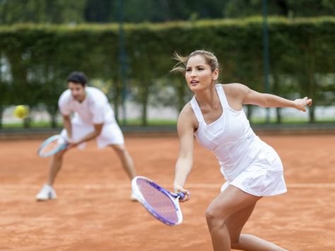 Learn how one simple 3-minute stretch can help you prevent the most common tennis injuries. Tenis Coach, Tennis For Beginners, Tennis Rules, Tennis Motivation, Tennis Academy, How To Play Tennis, Tennis Fitness, Tennis Pictures, Tennis Serve