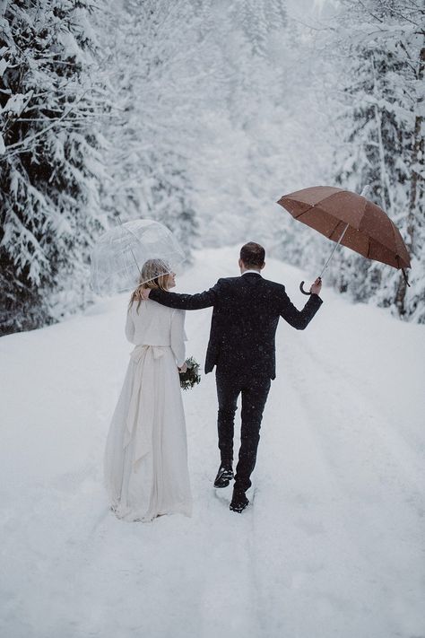 Don't forget your umbrellas! (Besides protecting your tresses, they sure make for great photos!) Winter Wedding Planning, Snowy Wedding, Winter Wedding Photos, Seasons Photography, Snow Wedding, Wedding Themes Winter, Winter Bride, December Wedding, Winter Wedding Inspiration