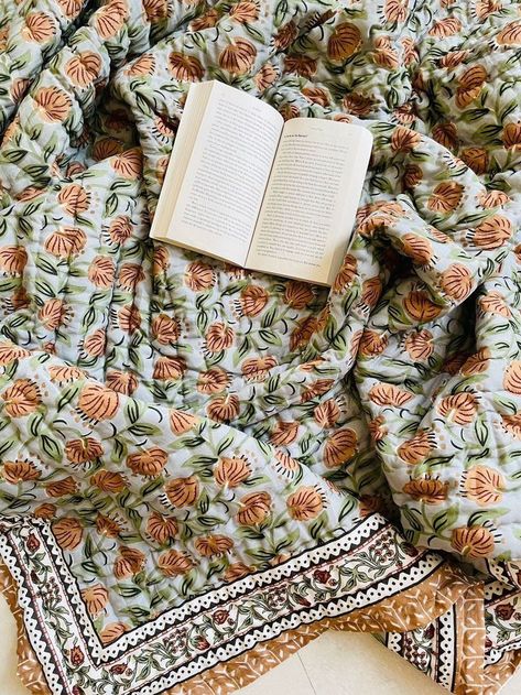 Neutral Floral Quilt, Green Floral Quilt, Vintage Floral Quilt, Quilt For Bed, Cottage Core Quilt, Block Print Bedding, Quilt Bedding Aesthetic, Quilt Bedding Ideas, Quilt Aesthetic