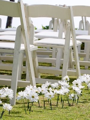 Love this daisy ceremony aisle decorWedding aisle flower décor, wedding ceremony flowers, pew flowers, wedding flowers, add pic source on comment and we will update it. www.myfloweraffair.com can create this beautiful wedding flower look.. Wedding Aisle Outdoor, Wedding Isles, Ceremony Aisle, Aisle Flowers, Daisy Wedding, Wedding Aisle Decorations, Aisle Runner, Ceremony Flowers, Aisle Decor