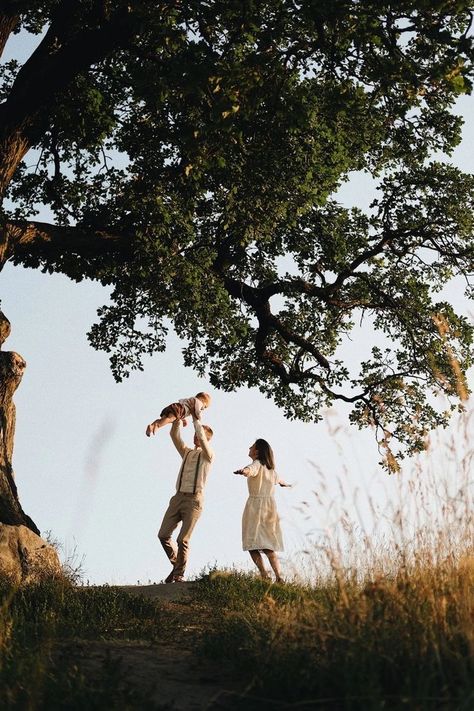 Family Playing Outside, Family Detail Photography, Whimsical Family Photos, Cottage Core Family Photos, Vineyard Family Photos, Family Photos Not Showing Faces, Family Photoshoot In Nature, Family Cinematography, Romantic Family Photoshoot