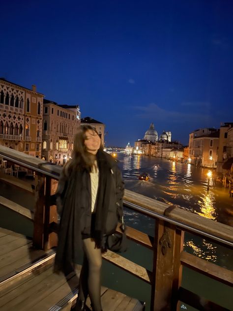 italy / nightlife/ italian life / travel / aesthetic / going out / outfit / venice / italy Italy Club Outfits, Italy Night Outfits, Venice Italy Aesthetic Night, Venice Winter Outfit, Venice Nightlife, Venice Italy Winter, Club Outfits Winter, Italy Outfits Winter, Venice Winter