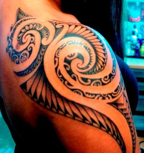 Samoa Tattoo Rücken Schulter Frau Samoa Tattoo, Lace Shoulder Tattoo, Maori Tattoo Frau, Mandela Tattoo, Polynesian Tattoos Women, Hawaii Tattoos, Drum Design, Girl Neck Tattoos, Army Tattoos