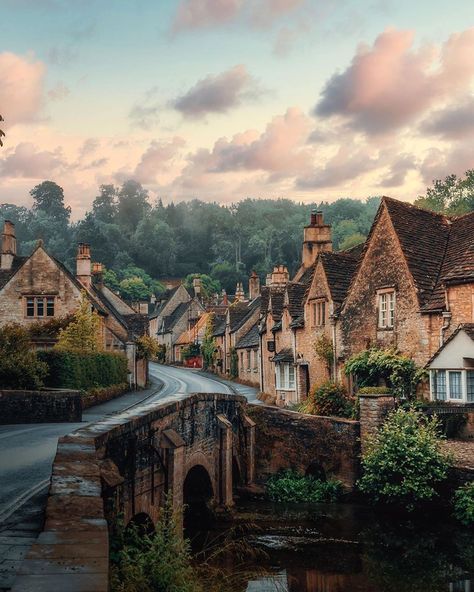 We LOVE England🇬🇧🏴󠁧󠁢󠁥󠁮󠁧󠁿 on Instagram: “Castle Combe, Wiltshire Wishing you a lovely evening everyone🍷🍫 Photo @perkspectivephotography #weloveengland #photosofengland…” England Aesthetic, England Countryside, Cotswolds England, Castle Combe, English Village, Intp, English Countryside, Intj, England Travel