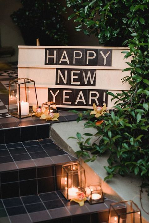 35 Festive New Year Party Decor Ideas For Outdoor | Home Design And Interior Nye Party Decor, Newyear Decoration, Backyard Bonfire Party, Holiday Home Design, Happy New Year Aesthetic, Nye Party Decorations, Sit Down Dinner, Nye 2023, New Years Decor