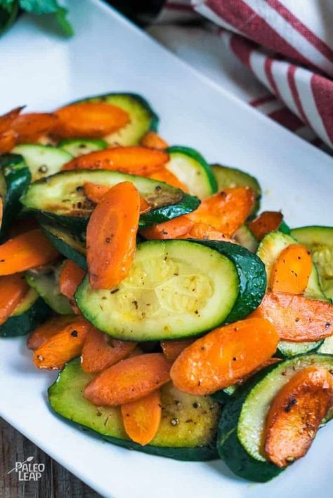 Recipes With Olive Oil, Carrots And Zucchini, Zucchini Dinner Recipes, Resep Vegan, Sauteed Carrots, Resep Salad, Diet Vegetarian, Veggie Side Dishes, Vegetable Side