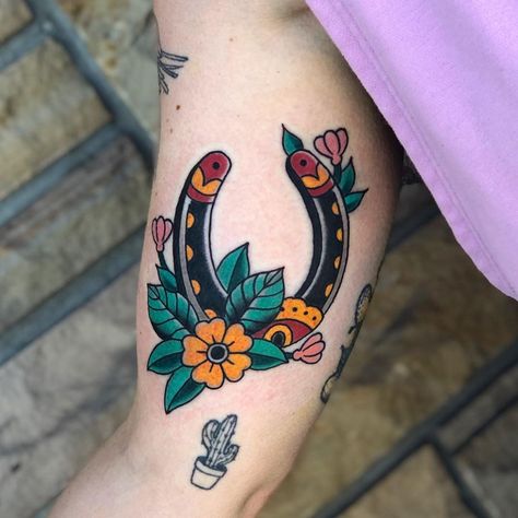 Traditional Tattoo Horse, Traditional Tattoo Love, Horseshoe Tattoo, Horse Shoe Tattoo, Cowgirl Tattoos, Traditional Tattoo Old School, Western Tattoos, Retro Tattoos, Guitar Tattoo