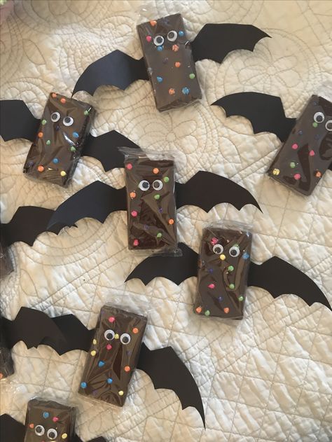 Halloween brownie bats. Made using cardboard paper, Little Debbie cosmic brownies, and googly eyes. All supplies found at Target. #halloweenparty #halloweencraftsforkids #halloweenfood #inexpensive #cheap #bats #brownies #cosmicbrownies #LittleDebbie Bat Brownies, Halloween Brownies, Dekorasi Halloween, Halloween School Treats, Halloween Class Party, Dulces Halloween, School Halloween Party, Halloween Fest, Classroom Treats