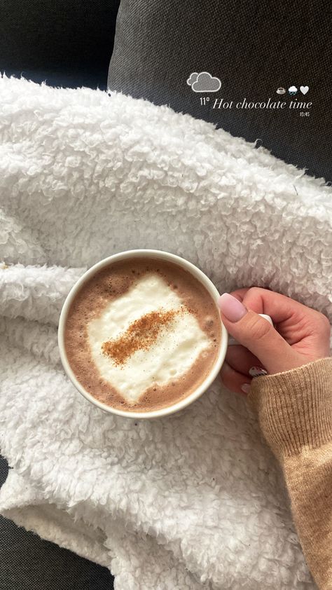 Coffee Rainy Day Quotes, Afternoon Coffee Instagram Story, Aesthetic Hot Chocolate Pictures, Hot Chocolate Snap, Rainy Afternoon Aesthetic, Hot Chocolate Instagram Story, Hot Chocolate Story, Hot Drinks Aesthetic, Hot Chocolate Aesthetic Cozy