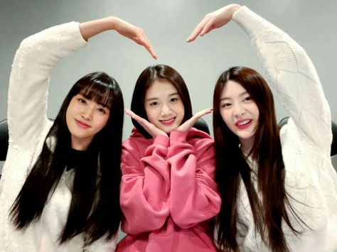 Trio Group Reference, Kpop Trio Pics, Group Of 3 Poses Friend Pictures, Poses For 3 Best Friends, 3 Friends Photo Poses, Kpop Poses Photo Ideas, Trio Poses Reference Friends, Two Sister Photography Poses, Poses For Groups Of 3