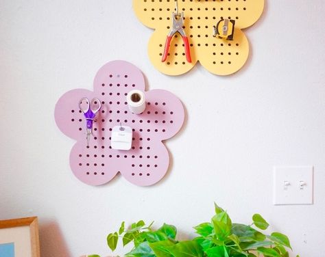 ShopCuriousHNL - Etsy Retro Craft Room, Peg Board Decor, Yarn Pegboard, Cute Pegboard Ideas, Peg Board Aesthetic, Sand Display, Craft Bedroom, Pegboard Craft Room, Pegboard Display