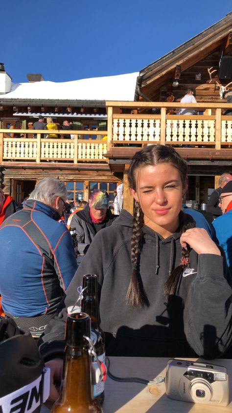 Ski Girl Aesthetic, Ski Hairstyle, Girls Ski Trip, Mode Au Ski, Chalet Girl, Ski Fits, Ski Pics, Snow Weather, Ski Pictures